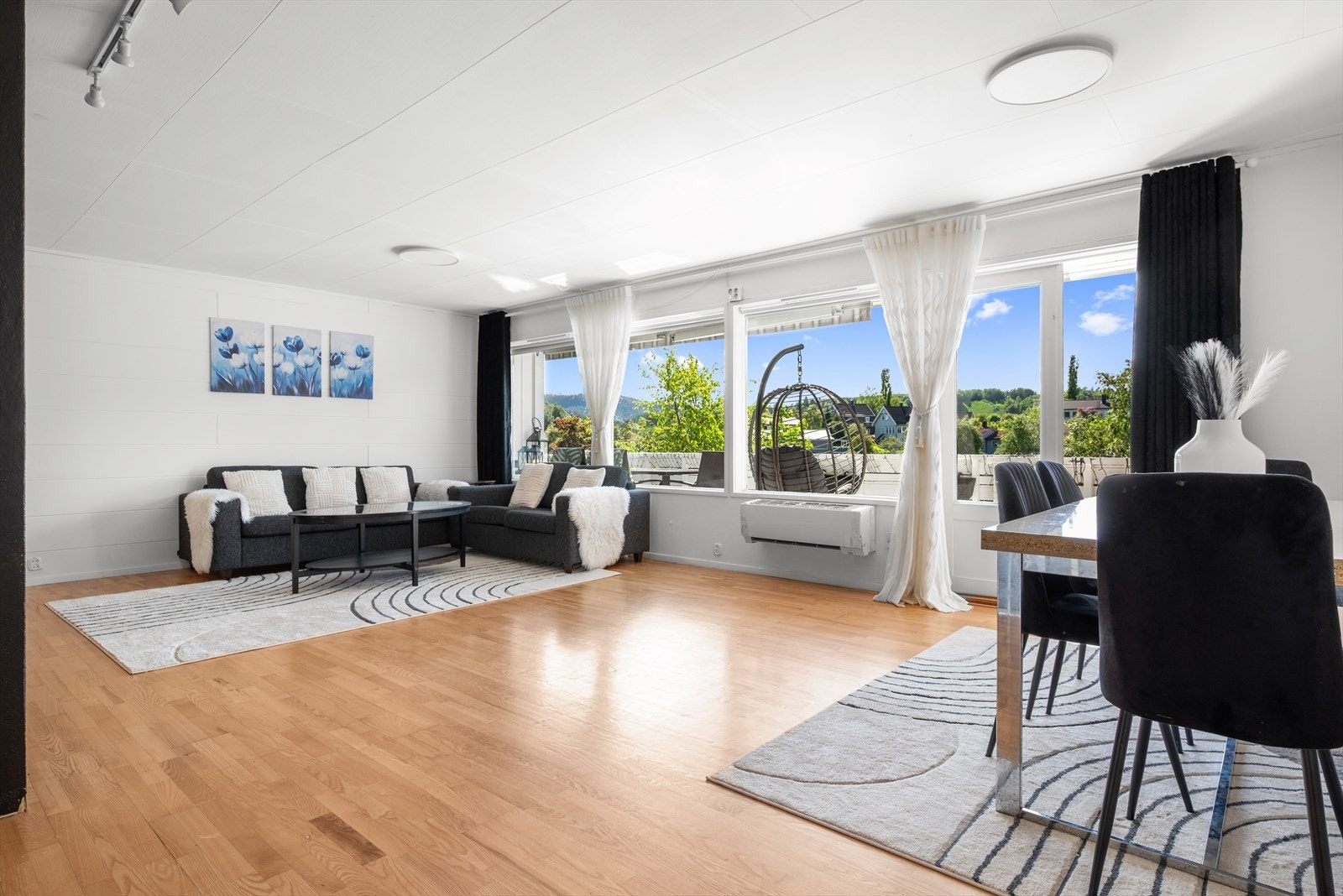Boligen byr på en romslig stue på 36,5 m² med gode møbleringsmuligheter. Galleribilde