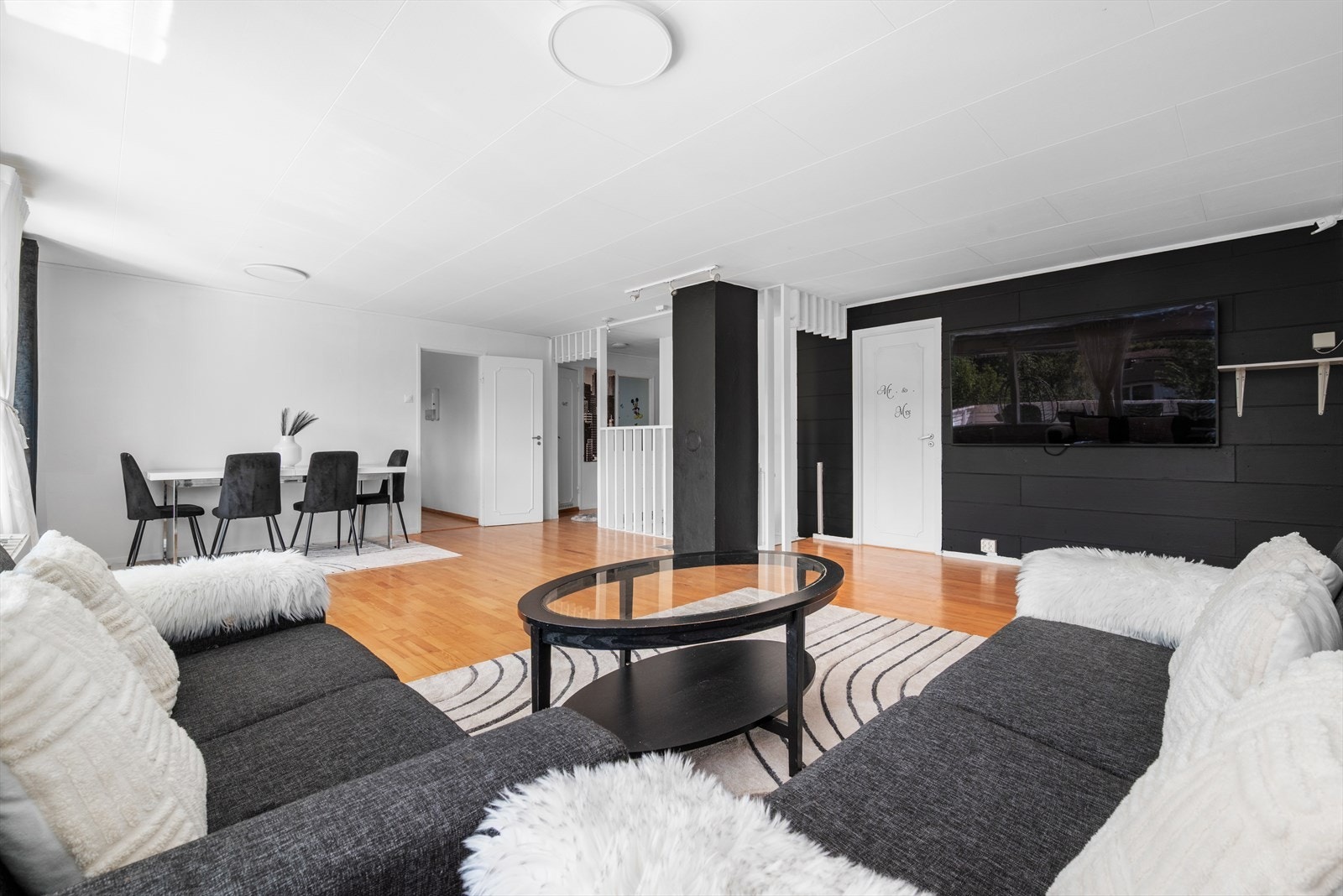 Stuen byr på god plass til både sofagruppe og spiseplass. Galleribilde