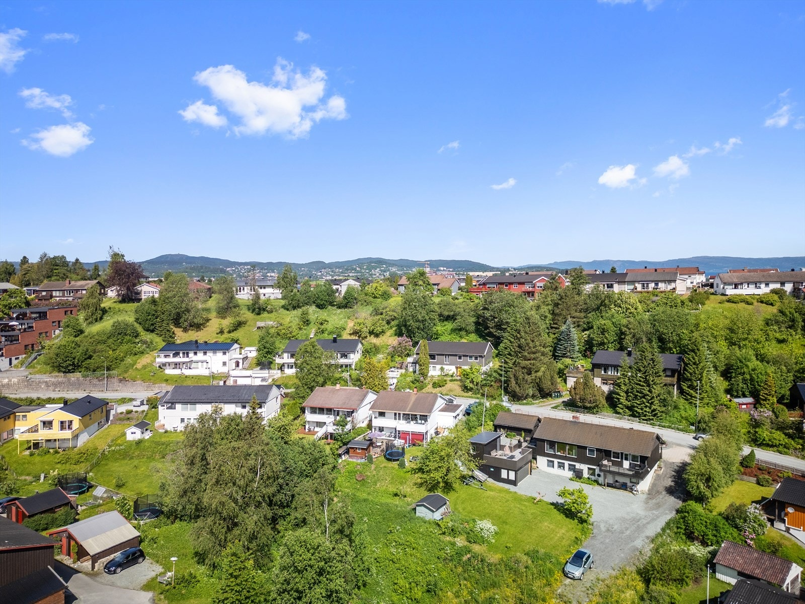 Boligen har en attraktiv beliggenhet i et veletablert boligområde i Sjetnemarka, med egen carport. Galleribilde