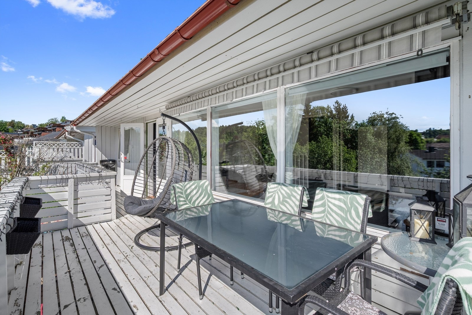 Fra 1. etasje er det utgang til en sørvendt terrasse på 22 m². Galleribilde
