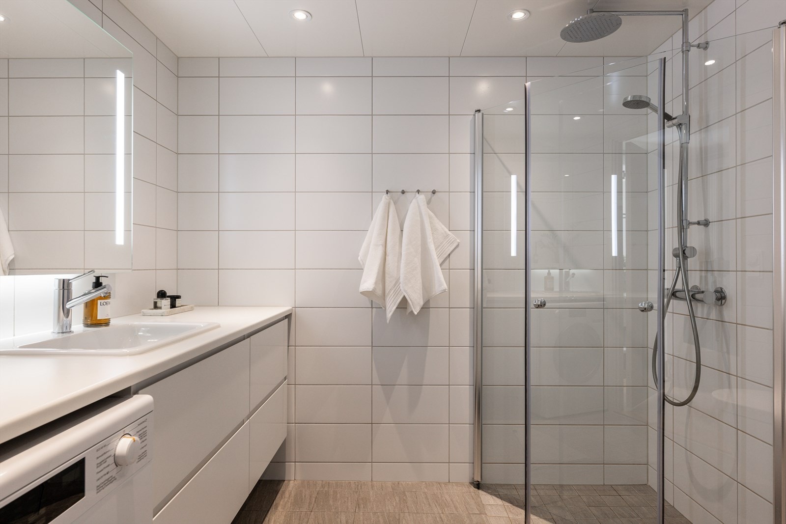 Flislagt bad med vannbåren gulvvarme og downlights i himlingen. Galleribilde