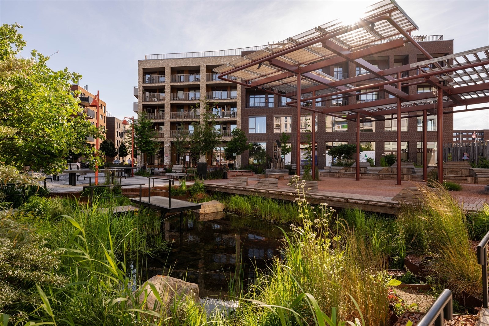 Vollebekk har blitt et moderne og attraktivt område med hyggelige torg og møteplasser. Vollebekk torg fikk også Oslos arkitekturpris i 2025. Galleribilde