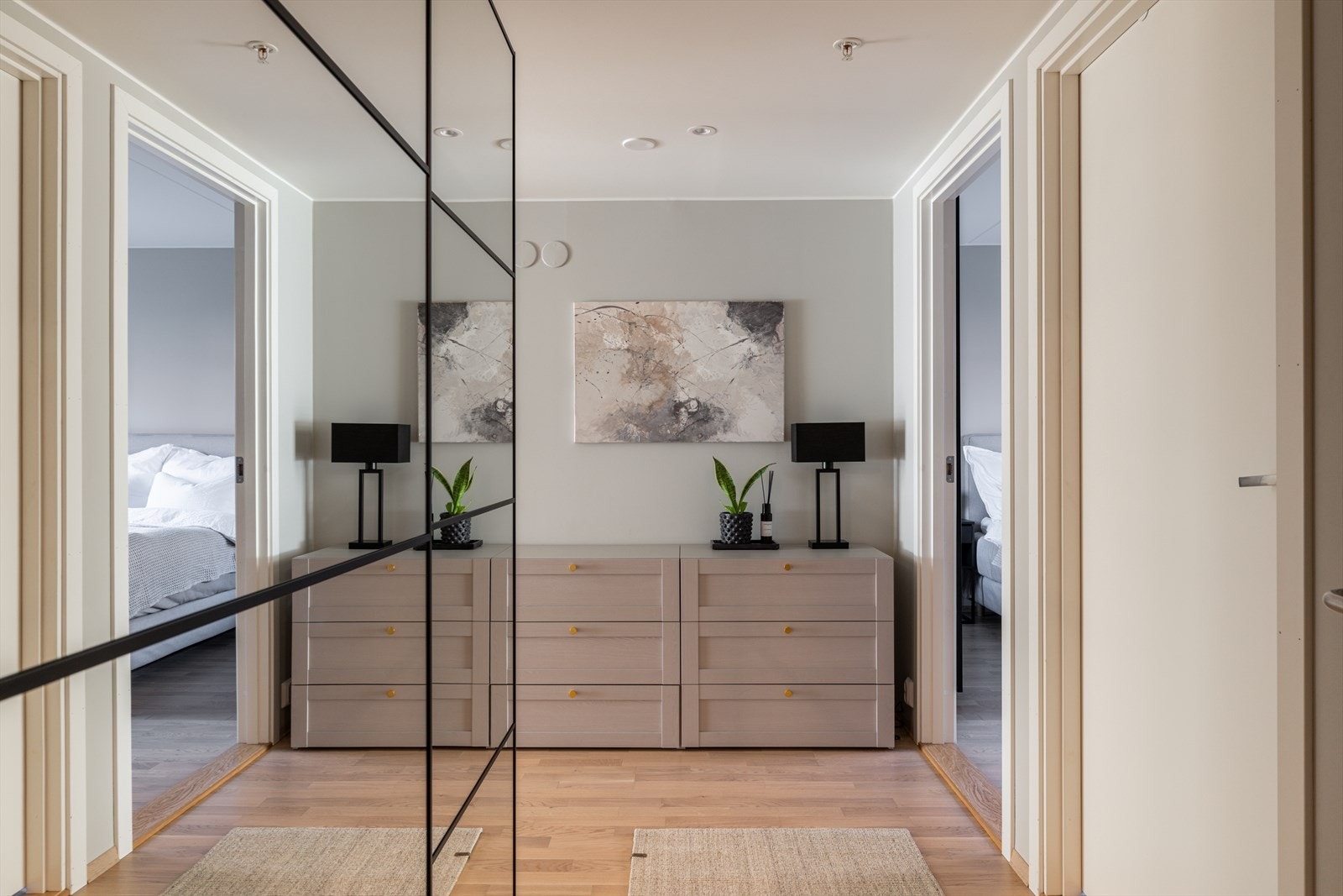 I entreen er det montert en romslig PAX skyvedørsgarderobe med speilfronter og sorte profiler, som gir oppbevaringsplass. Galleribilde