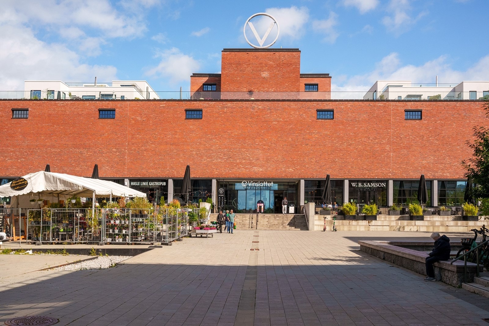 Vinslottet er et naturlig samlingspunkt i nærområdet med et bredt utvalg av tilbud. Galleribilde