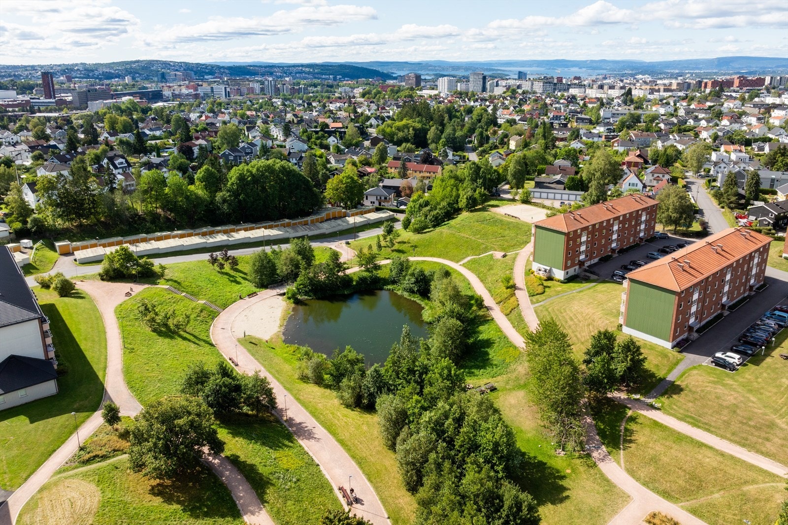 I kort avstand fra boligen ligger den prisbelønte Bjerkedalen park. Galleribilde