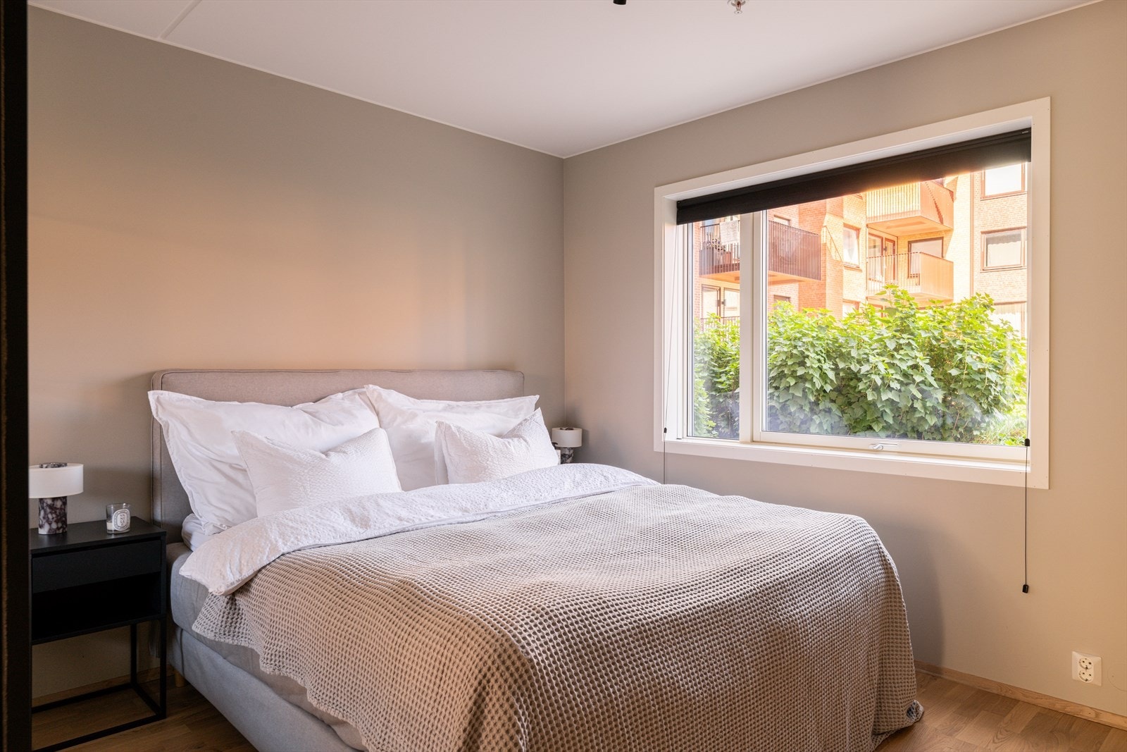 Boligen har to gode soverom. Hovedsoverommet har god plass til dobbeltseng med nattbord på begge sider, samt en stor PAX skyvedørsgarderobe med speilfronter og sorte profiler. Galleribilde