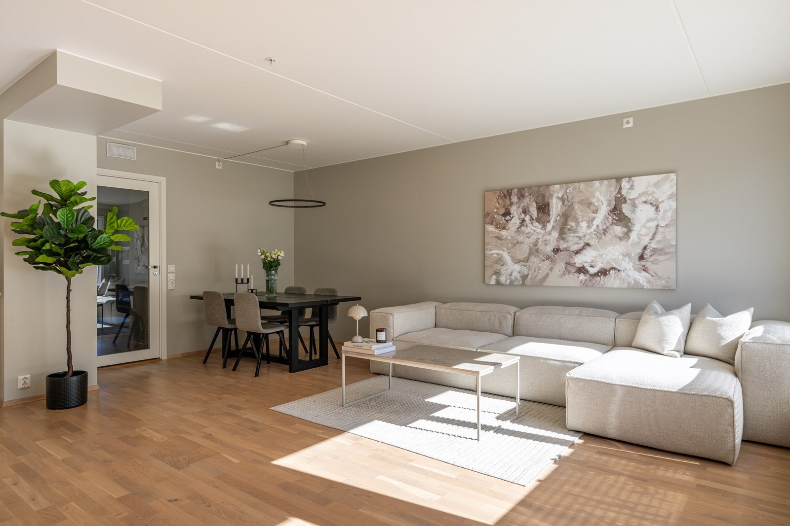 God plass til både sofagruppe og spisebord i den åpne oppholdssonen. Galleribilde