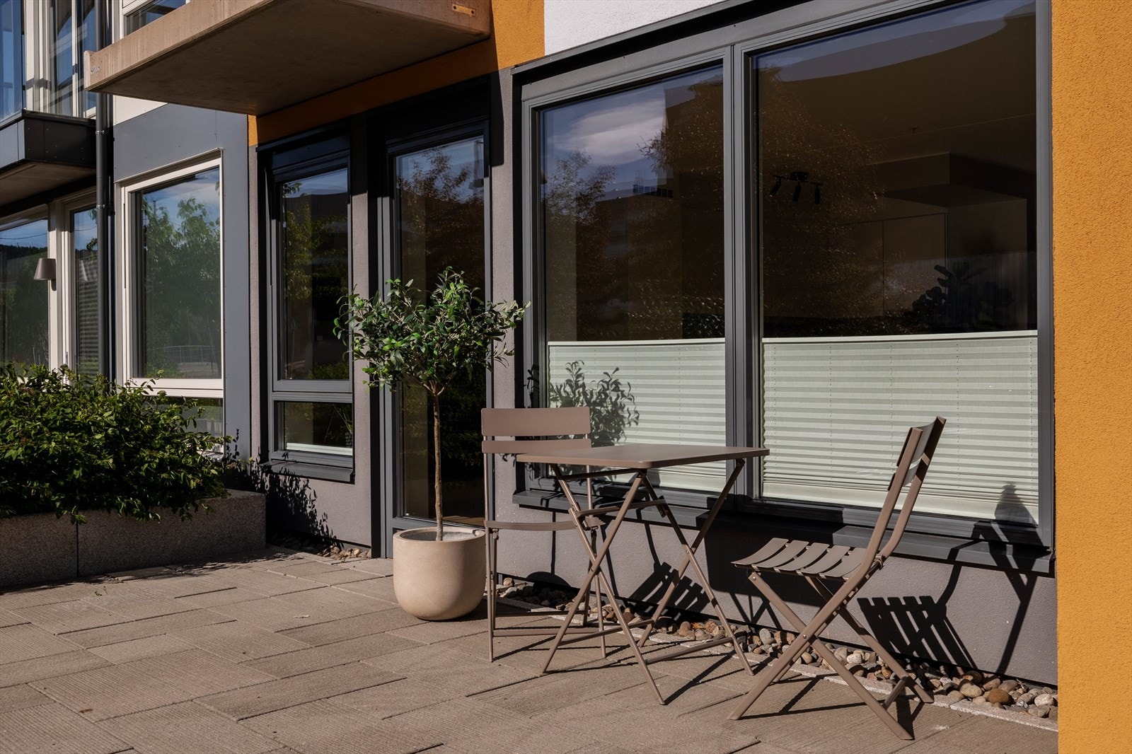 Fra stuen er det direkte utgang til en koselig uteplass. Galleribilde