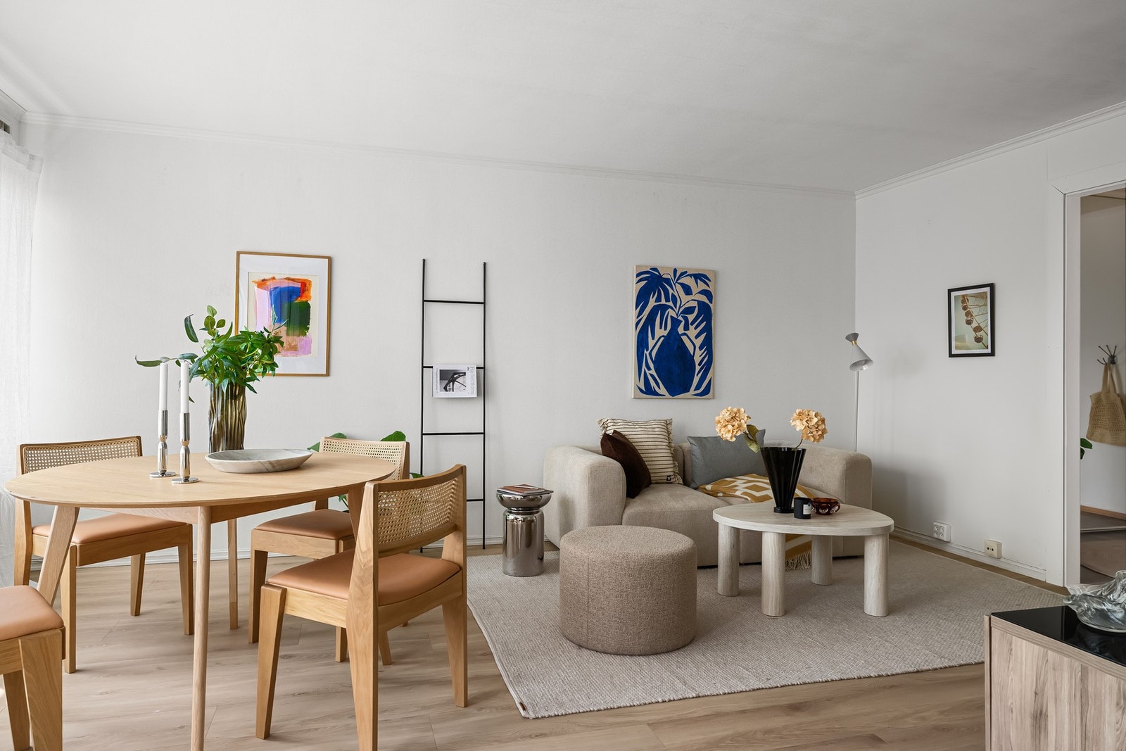 Det er god plass til både sofagruppe, TV-løsning og spisebord. Galleribilde