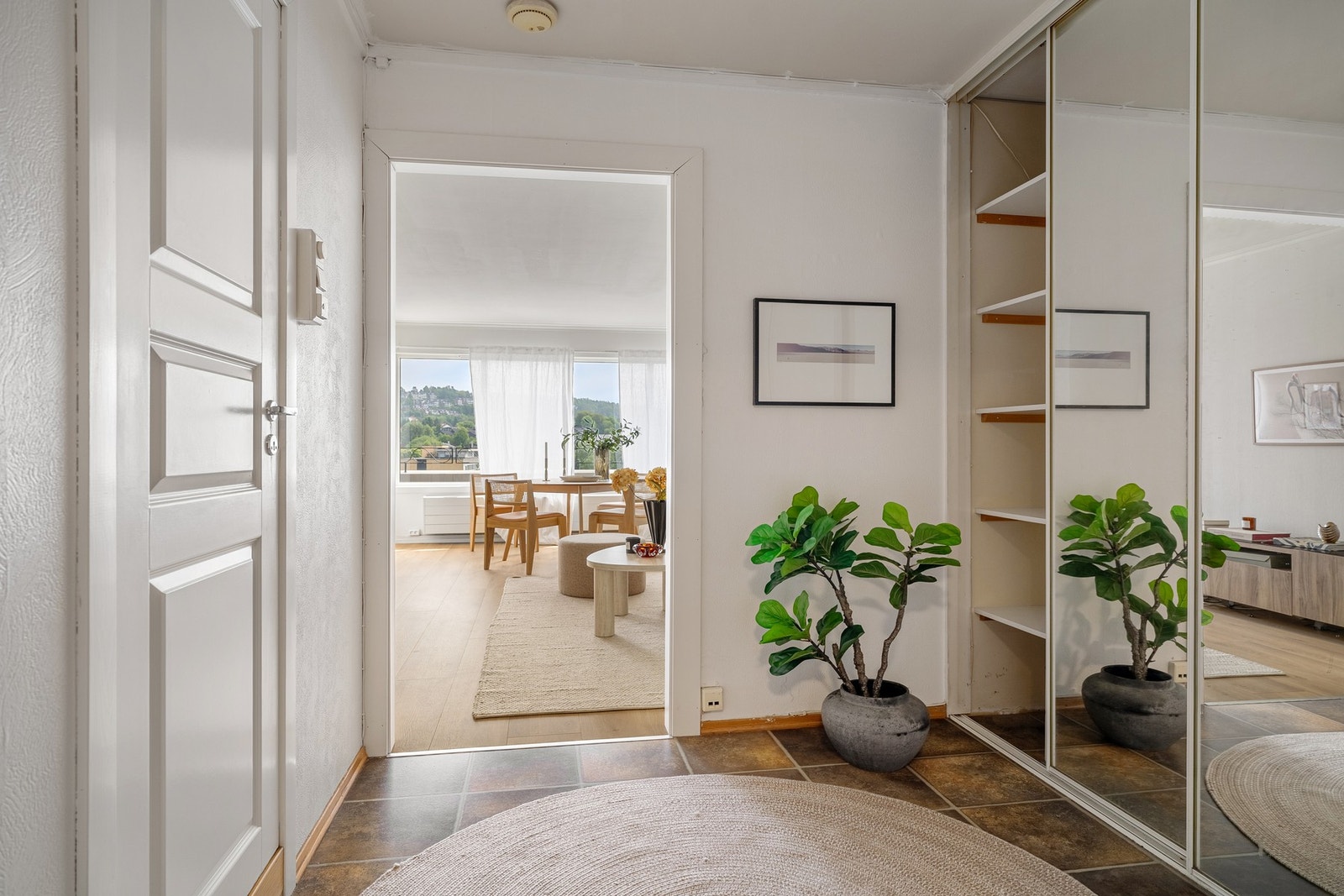 Entréen er innbydende og romslig. Galleribilde