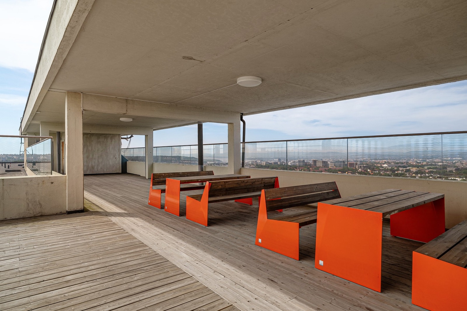 Borettslaget har en felles takterrasse med sittegrupper og fantastisk utsikt. Galleribilde