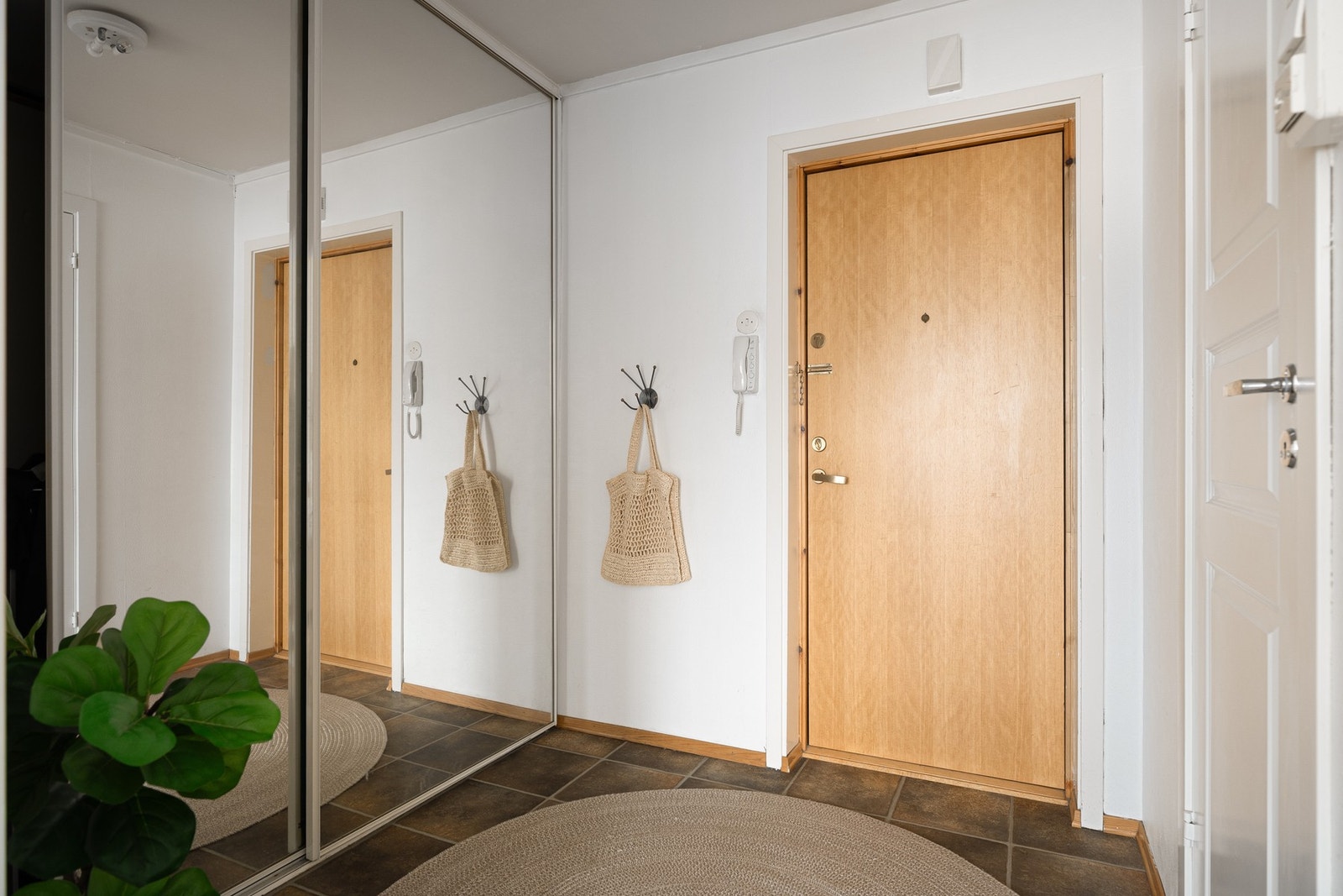Her er det godt med plass til oppbevaring av sko og yttertøy i medfølgende skyvedørsgarderobe. Galleribilde
