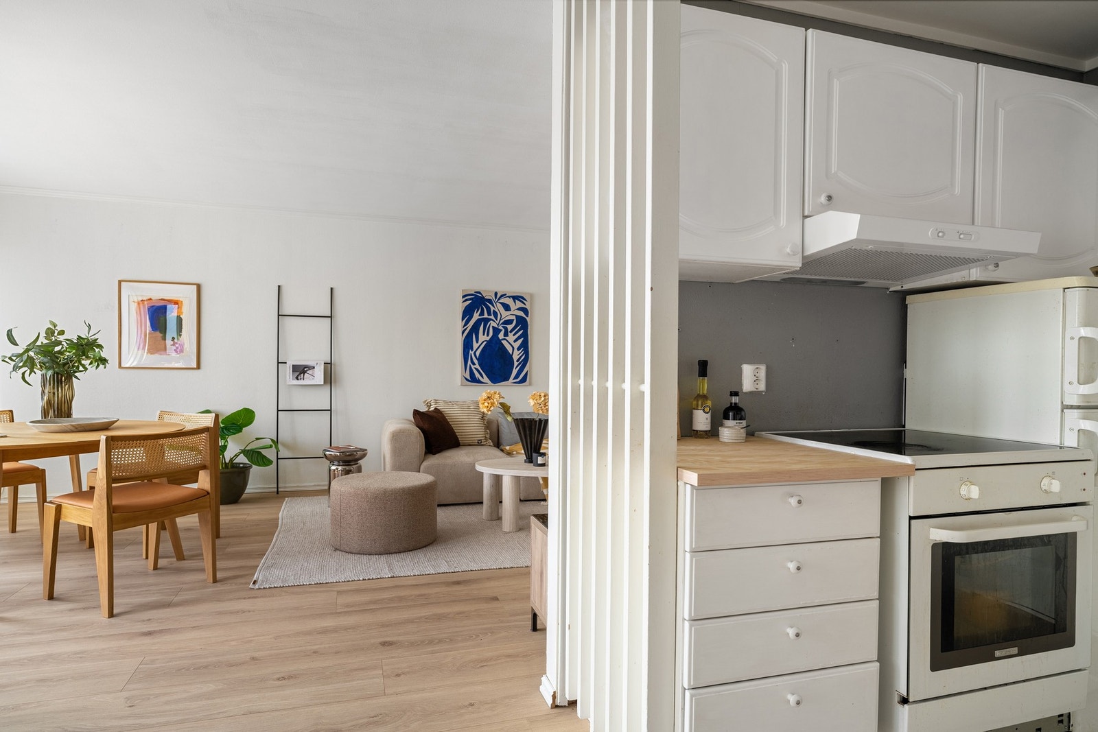 Åpen og sosial kjøkkenløsning med innredning med profilerte fronter og laminert benkeplate fra 2026. Galleribilde