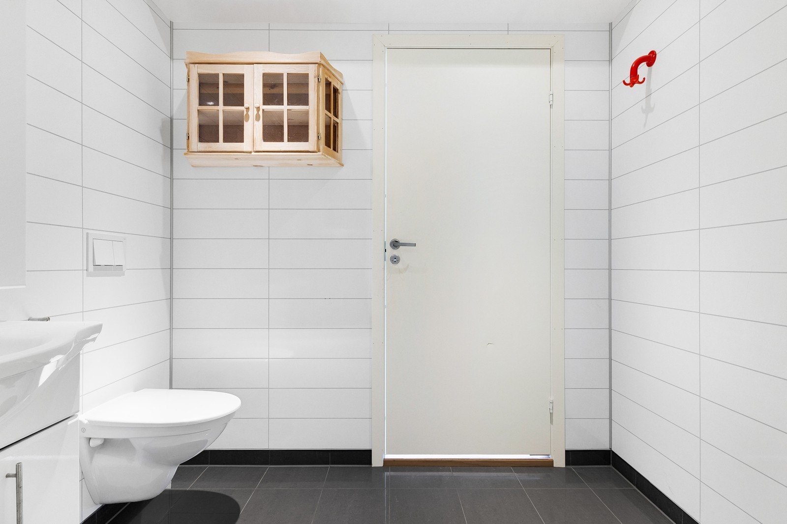 Badet fremstår pent og funksjonelt med god plass til både oppbevaring og daglig bruk. Galleribilde