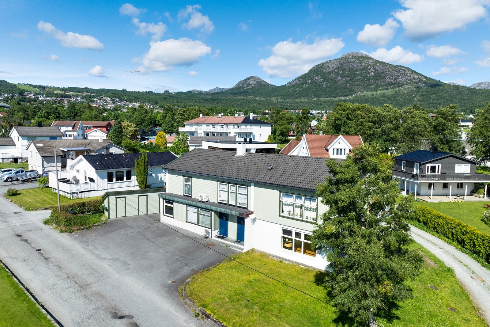 Åvegen 11 er inndelt i 5 leiligheter og selges samlet som utleieobjekt med tilhørende leieavtaler. Galleribilde