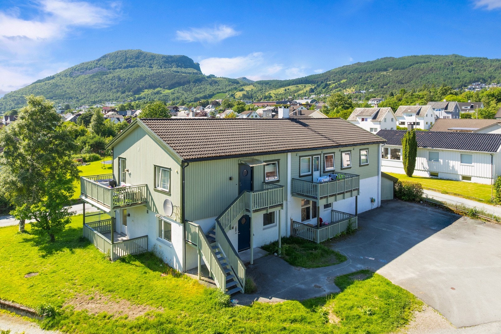Eiendommen har pr i dag 5 løpende leieavtaler med en samlet leieinntekt på kr 50 165,- pr mnd. Dette utgjør kr 601 980,- pr år. Galleribilde