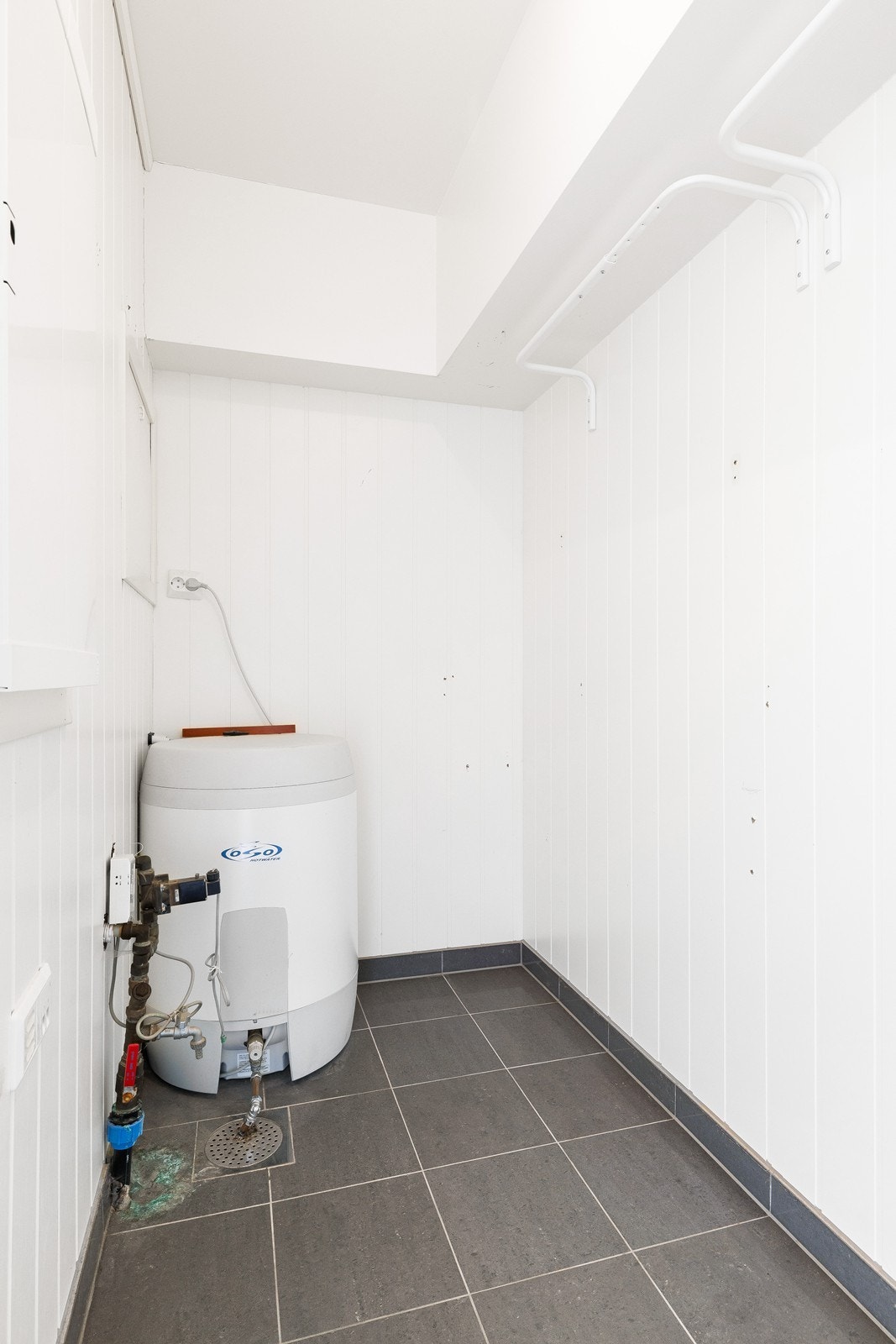 Innvendig bod med teknisk installasjon og god plass til oppbevaring. Galleribilde