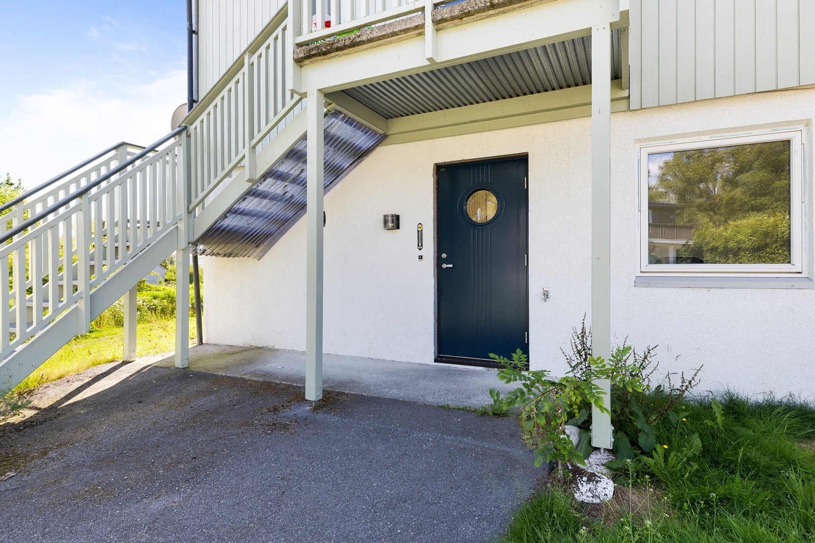 Bygget er oppført med grunnmur/yttervegger i mur- og trekonstruksjoner, mønet tak som er tekket med betongtakstein. Galleribilde