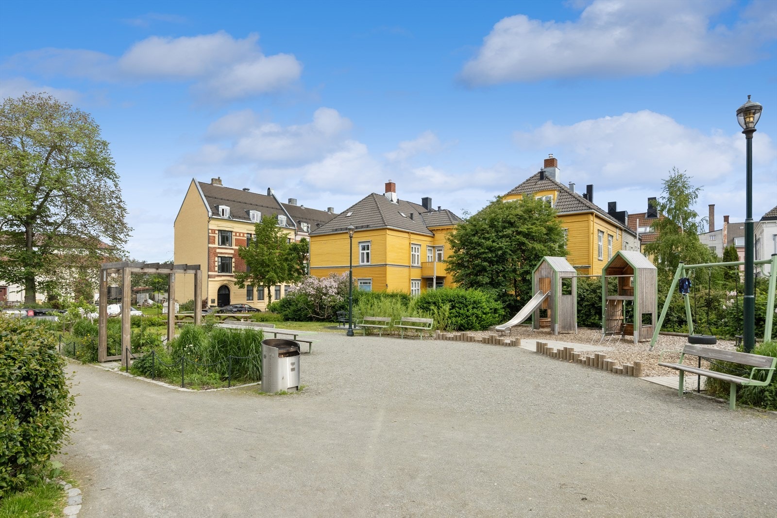 Rett over veien for boligen ligger Thornæsparken. Galleribilde