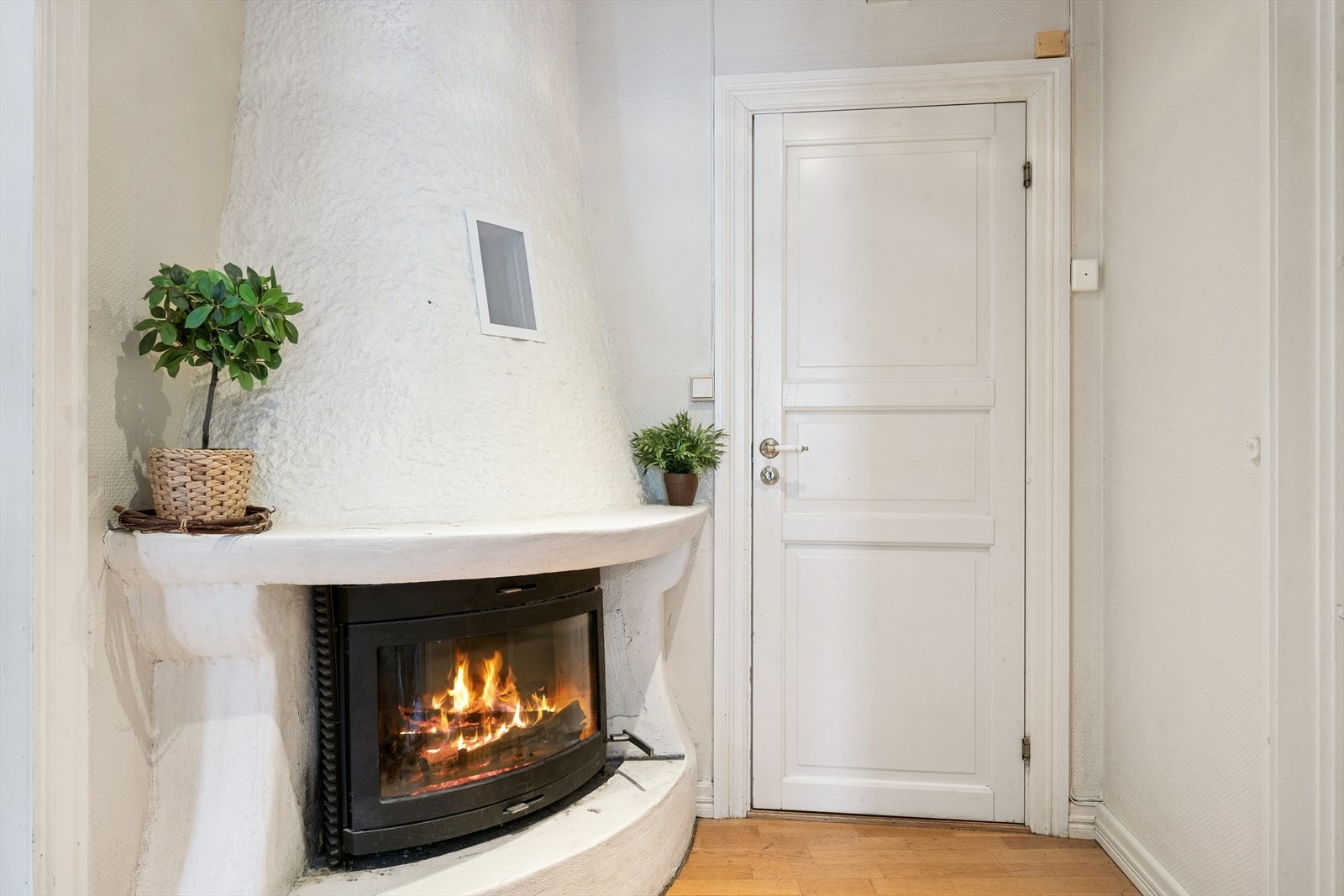 Boligen har vedfyring, som sikrer god varme gjennom vinterhalvåret. Galleribilde