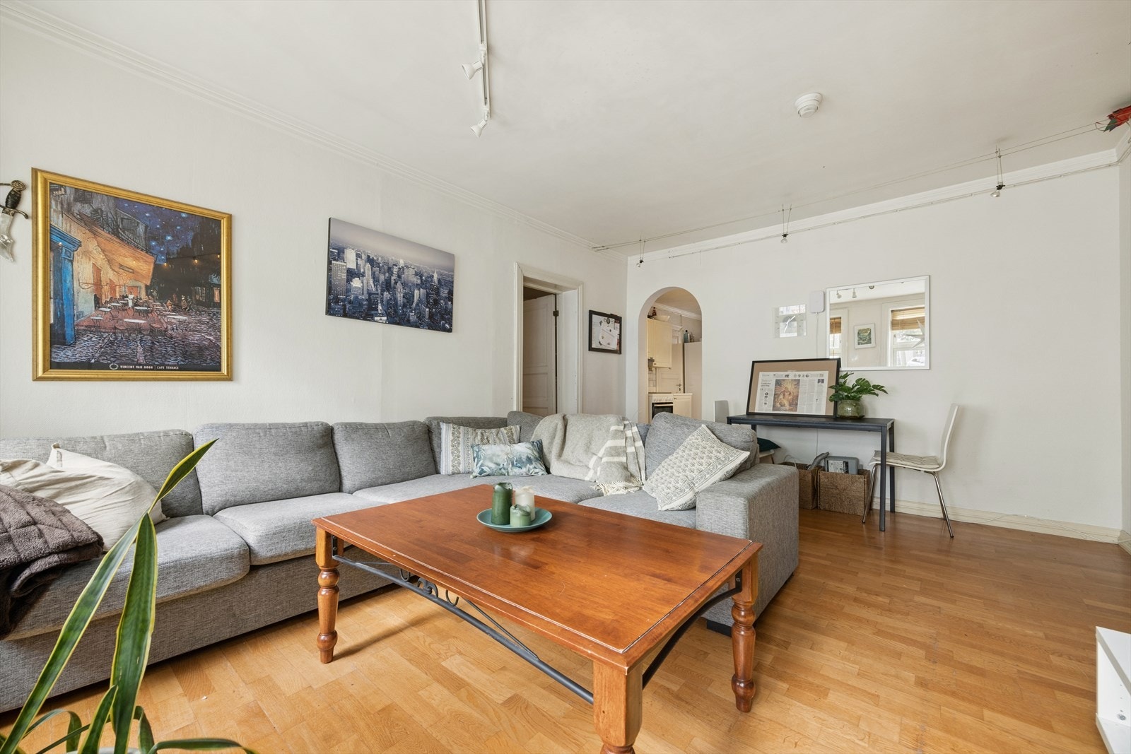 En lys og romslig stue Galleribilde