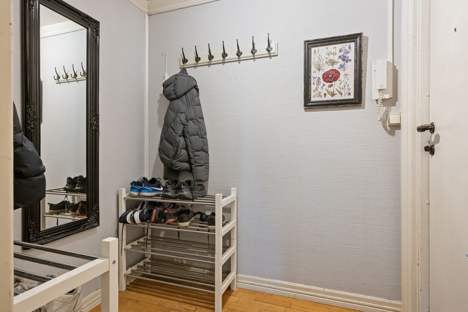 Eget inngangsparti med god plass til å henge fra seg yttertøy. Galleribilde