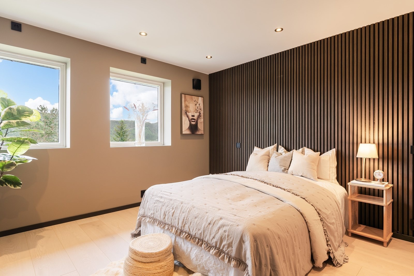 Den private delen av boligen består av tre velproporsjonerte soverom på henholdsvis 13 m², 12,5 m² og 7,5 m². Galleribilde