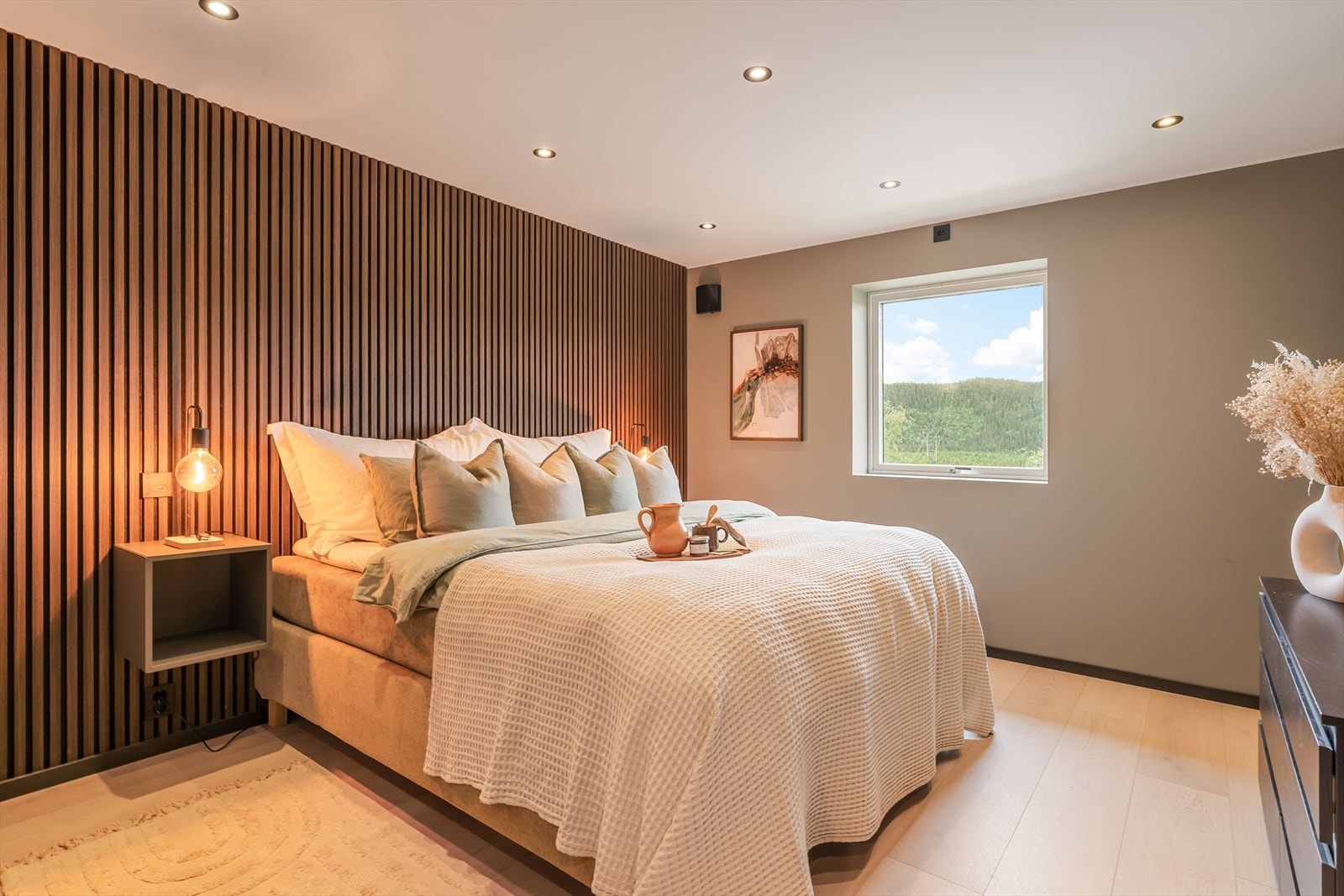De to største soverommene kombinerer behagelige fargetoner med elegante spilevegger og integrert downlights, noe som gir et eksklusivt og stemningsfullt preg. Galleribilde