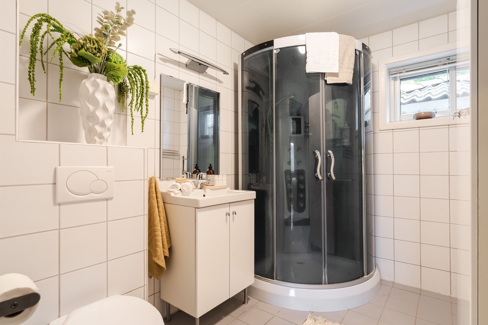 Badet på 5,5 m² ble oppgradert i 2005 og fremstår som et funksjonelt våtrom. Galleribilde