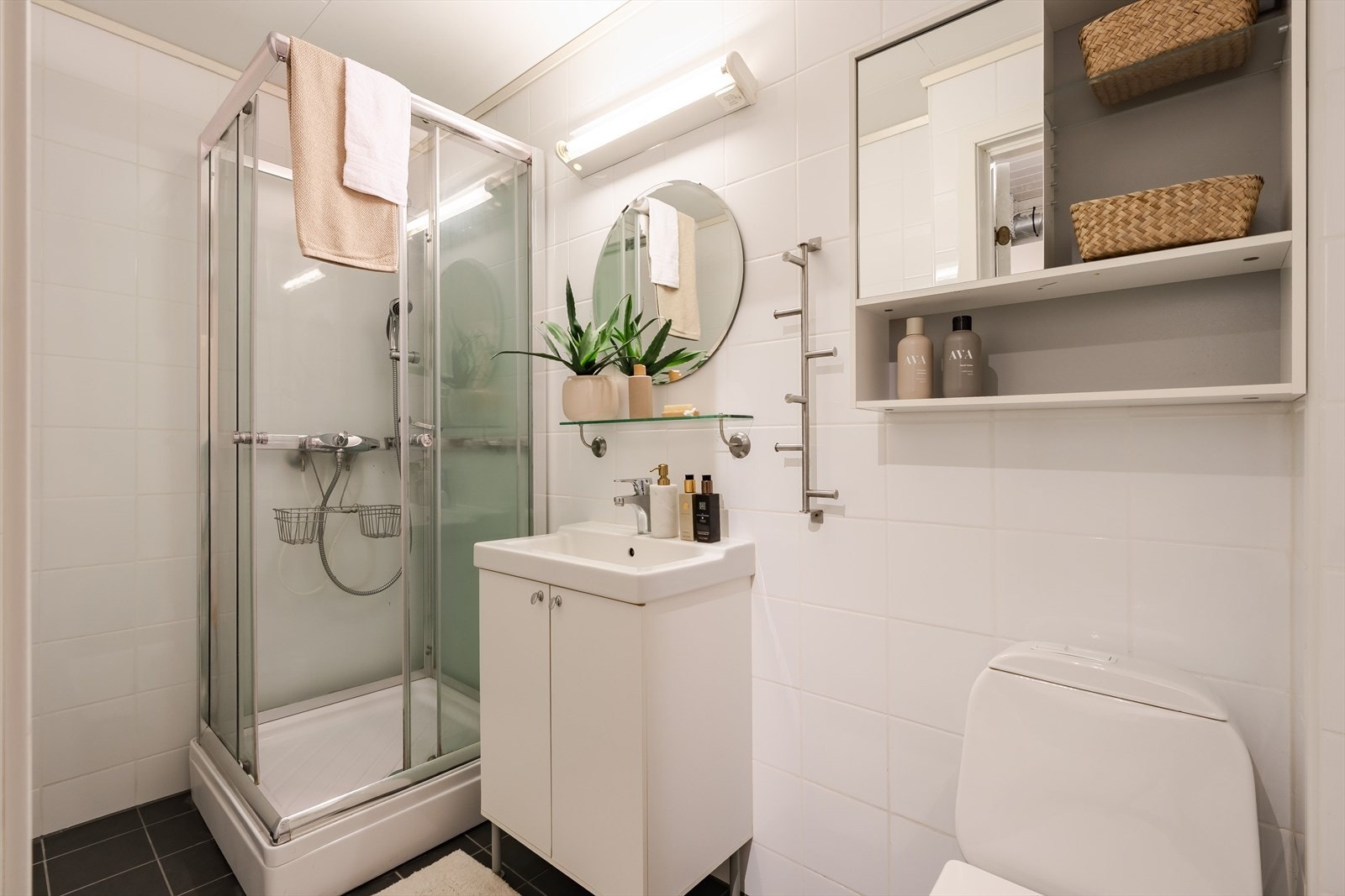 Badet er utstyrt med toalett, servantinnredning og dusjkabinett. Galleribilde