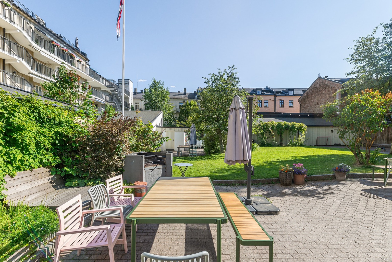 Selger trekker spesielt frem bakgården som et fantastisk sted for sosiale sammenkomster, med god plass til både grill, langbord og feiringer. Galleribilde