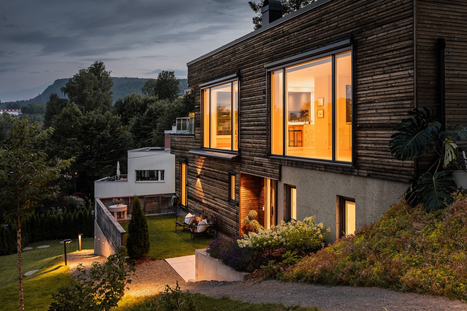 Moderne arkitektur med rene linjer og store glassflater. Galleribilde