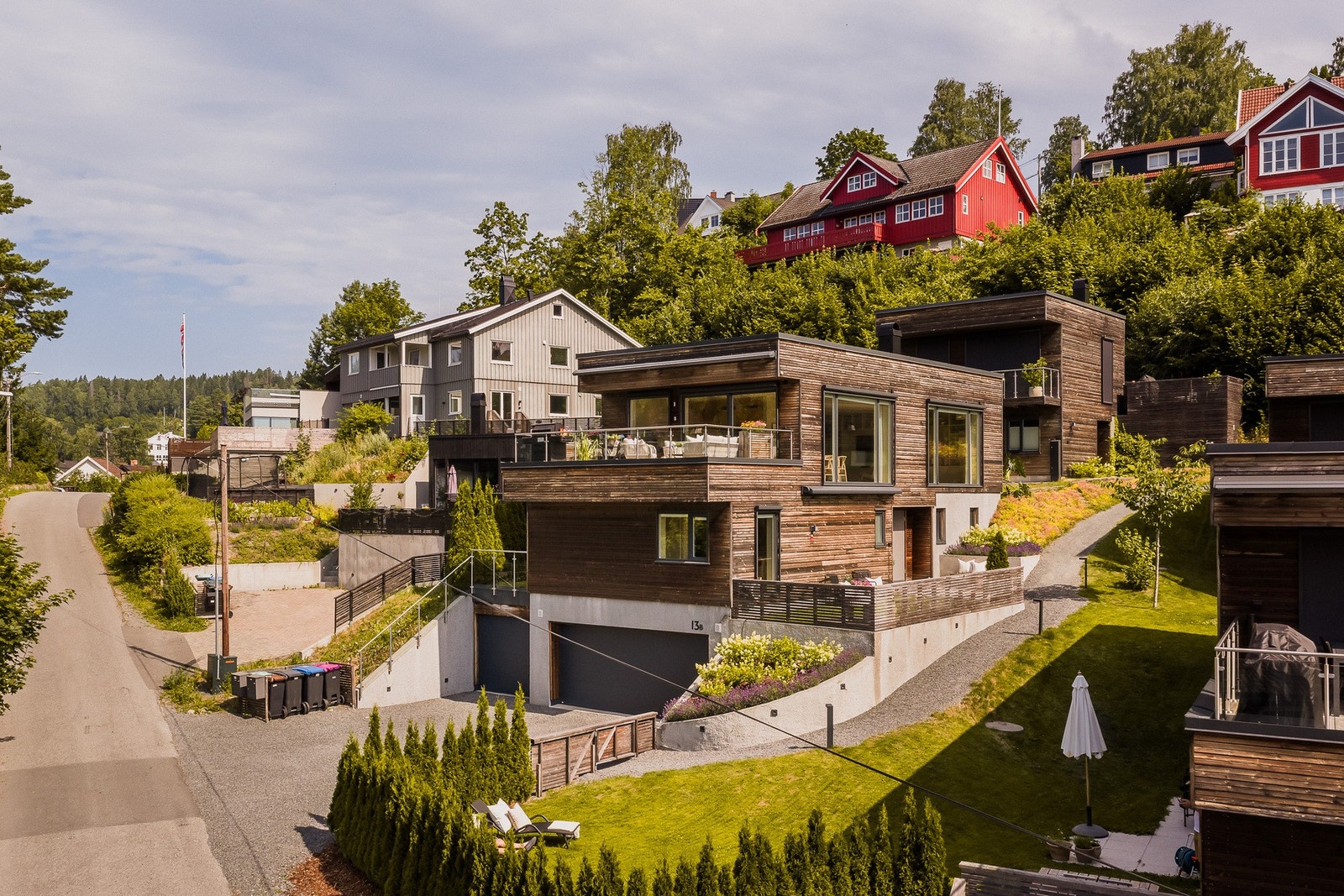 Boligen ligger i et veletablert og barnevennlig boligområde på Billingstadåsen. Galleribilde