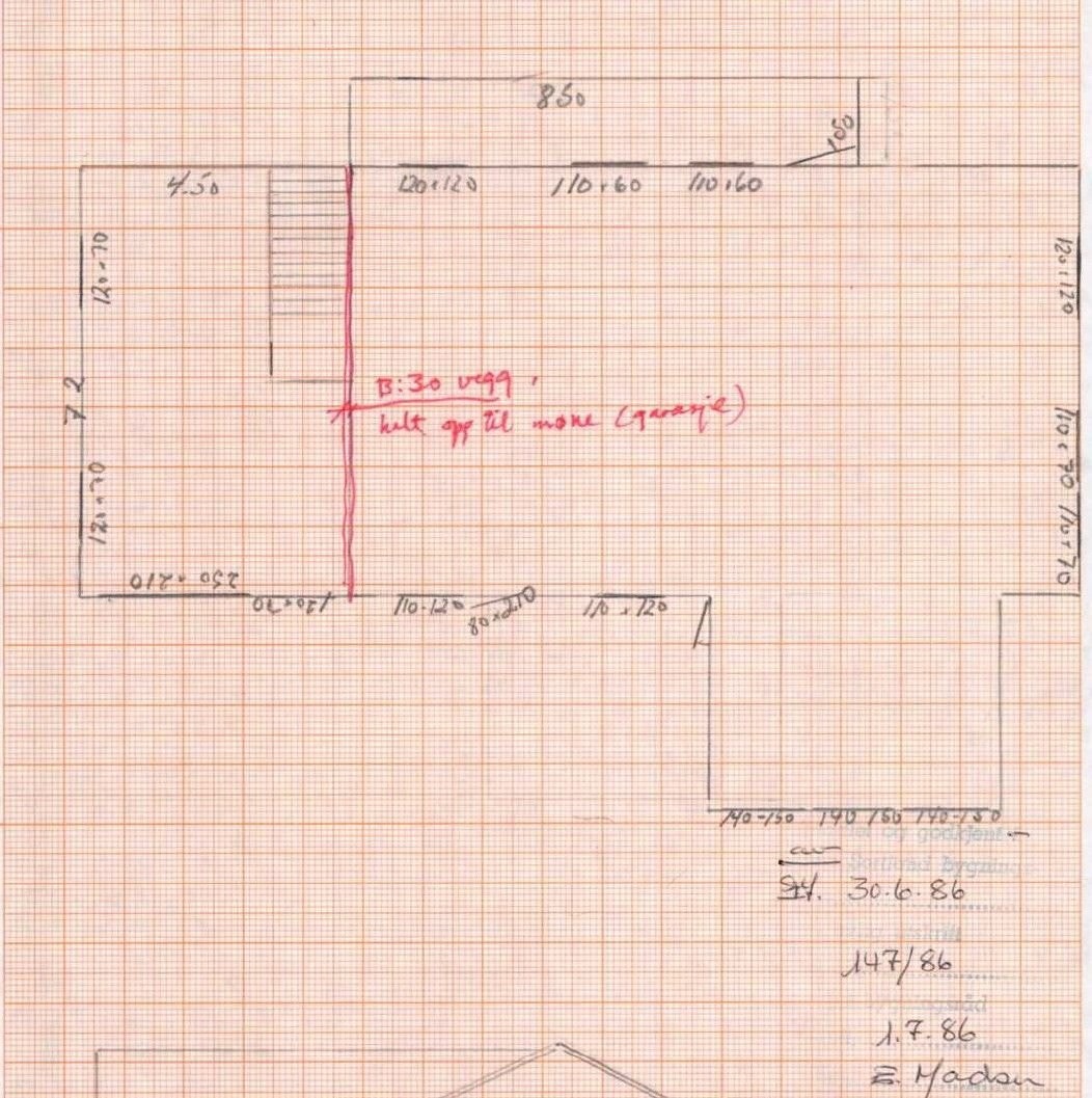 Garasje og svalgang ble godkjent og oppført i 1986. Det ser ut til å mangle ferdigattest. Galleribilde