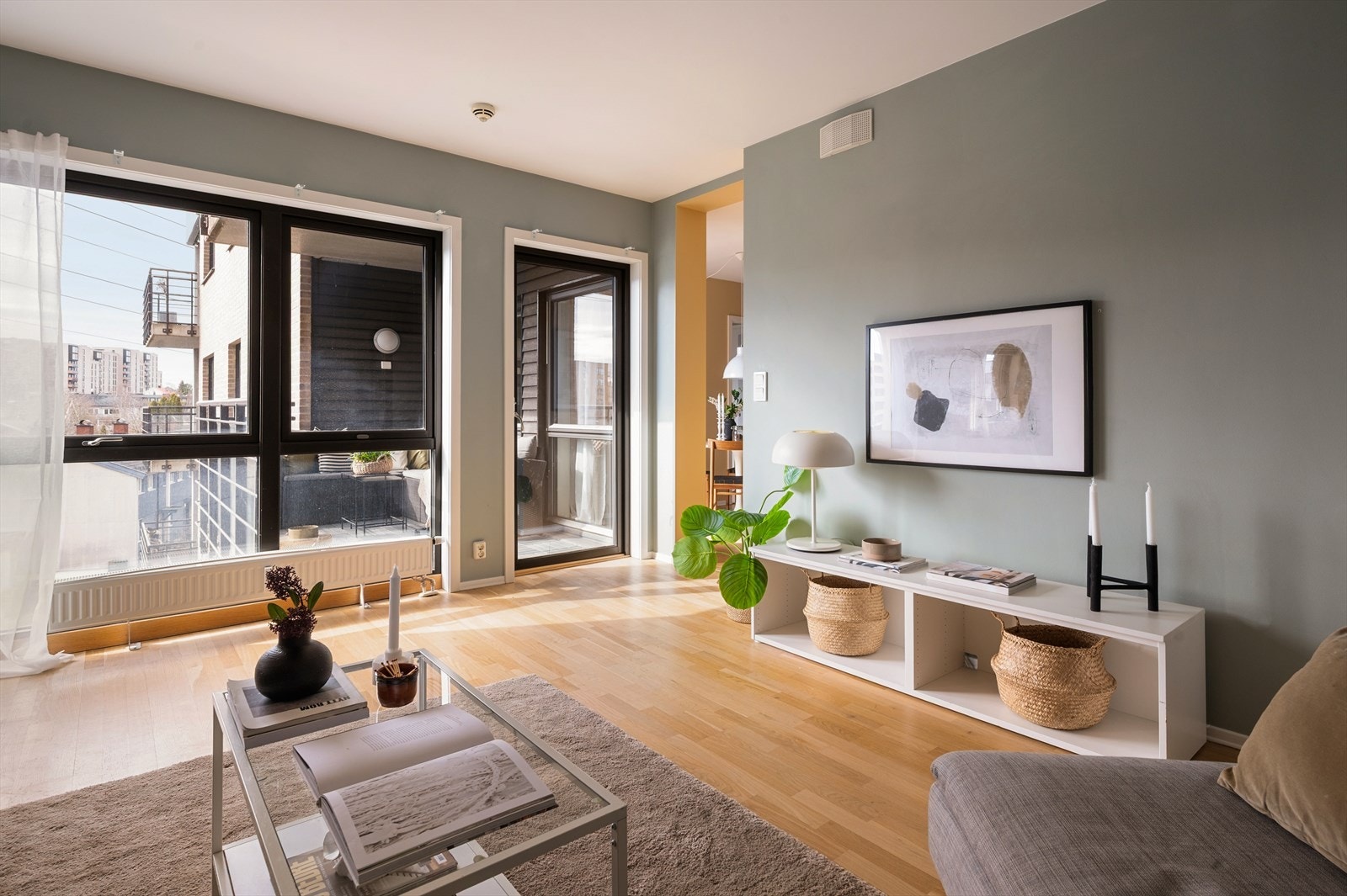 Lys og pen stue med god plass til sofa, sofabord og annet møblement. Galleribilde