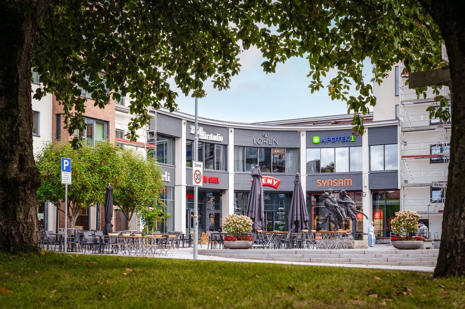 Løren Torg med stor Meny-butikk, apotek, restaurant, bokhandel m.m. Galleribilde