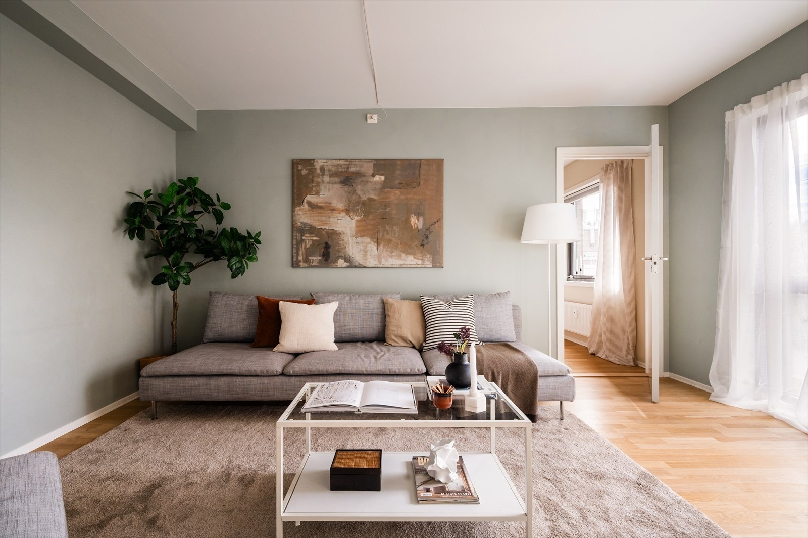 Veggene er malt i en moderne fargetone. Galleribilde