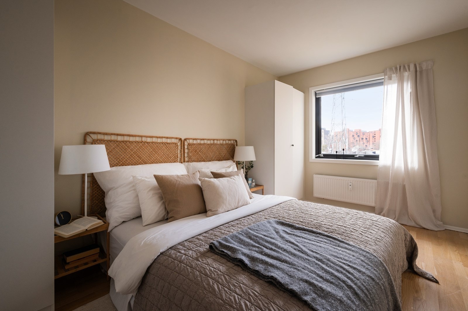 Romslig hovedsoverom med god plass til dobbeltseng. Galleribilde