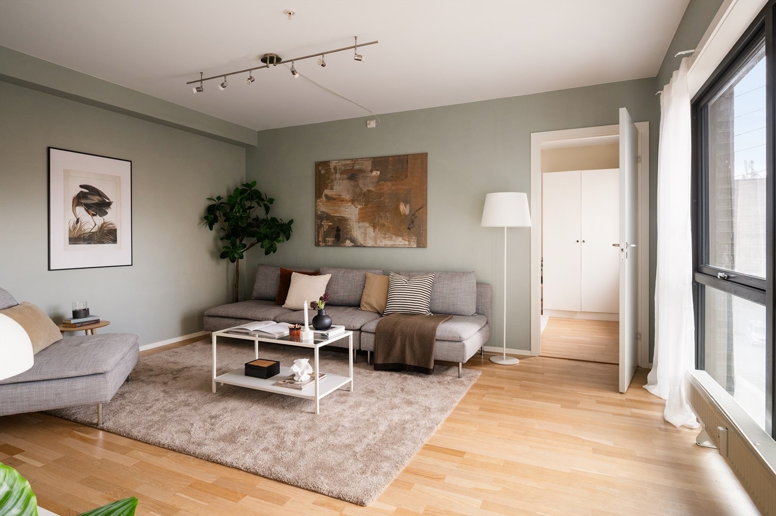 Store vindusflater gir godt med naturlig lysinnslipp. Galleribilde