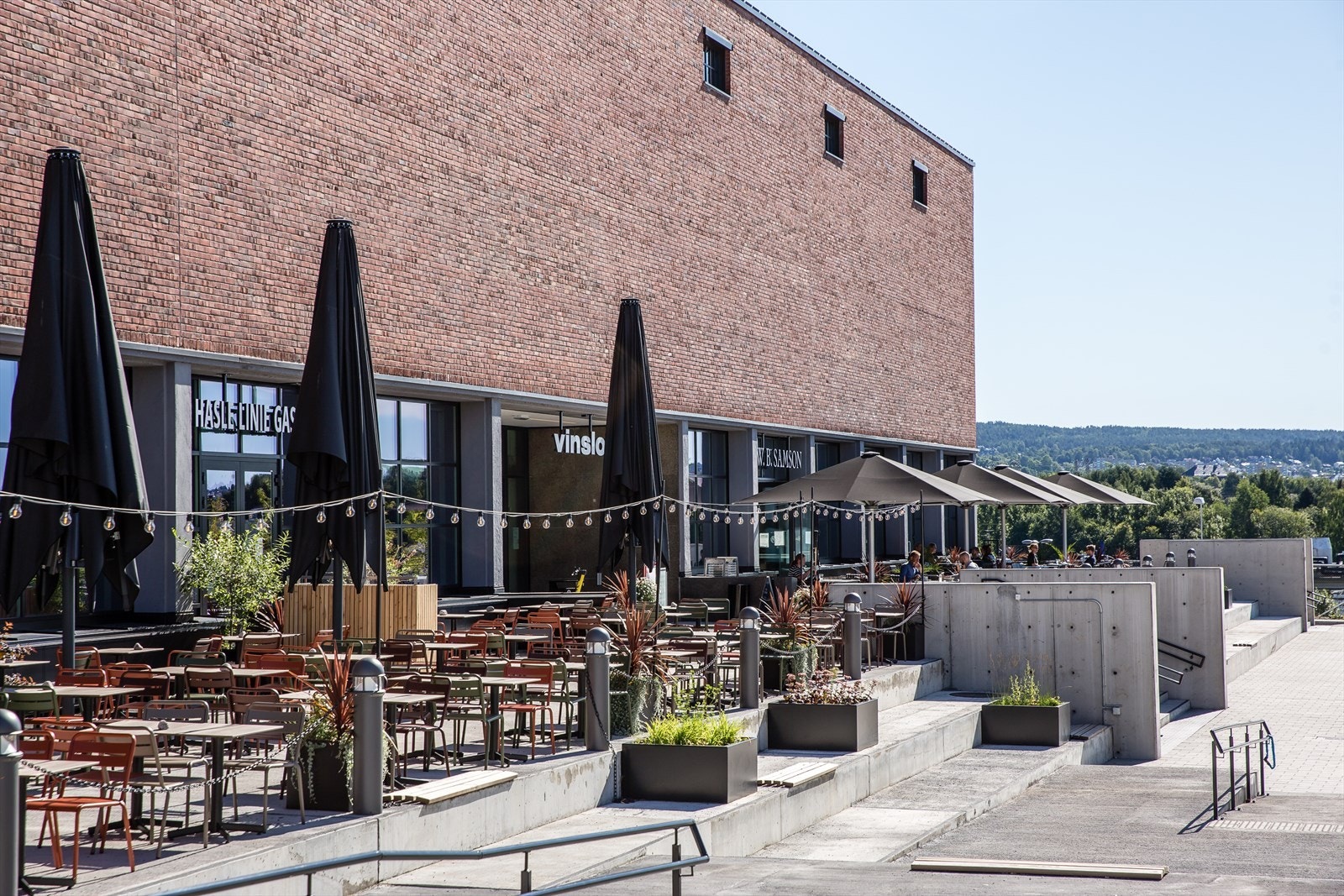 Kort vei bort til Vinslottet med både butikker, kaféer og restaurant. Galleribilde