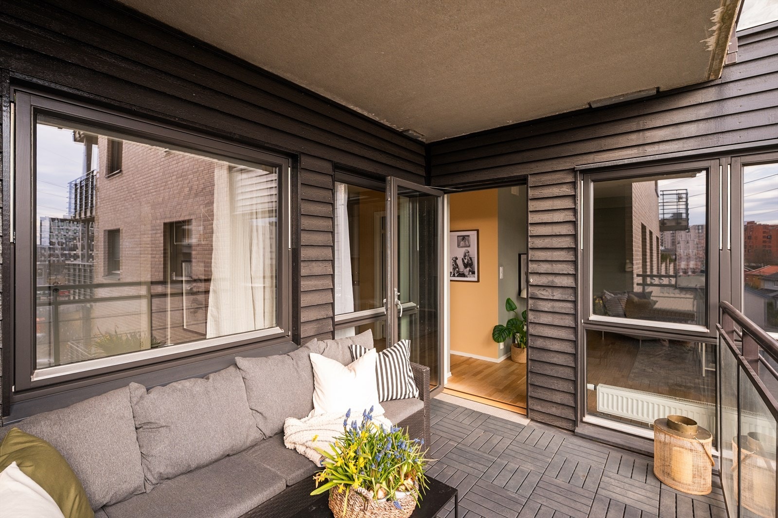 Koselig, lun balkong med god plass til utemøbler og fine solforhold. Galleribilde