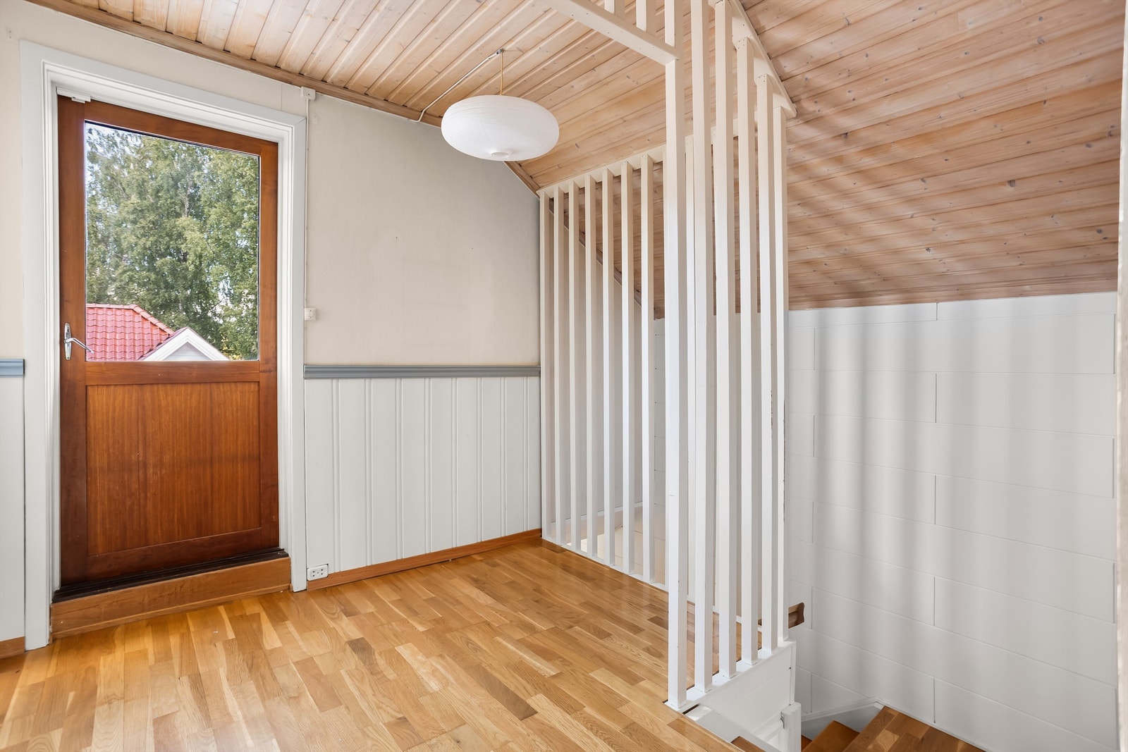 Fra gangen i 2. etasje har du utgang til terrasse. Galleribilde