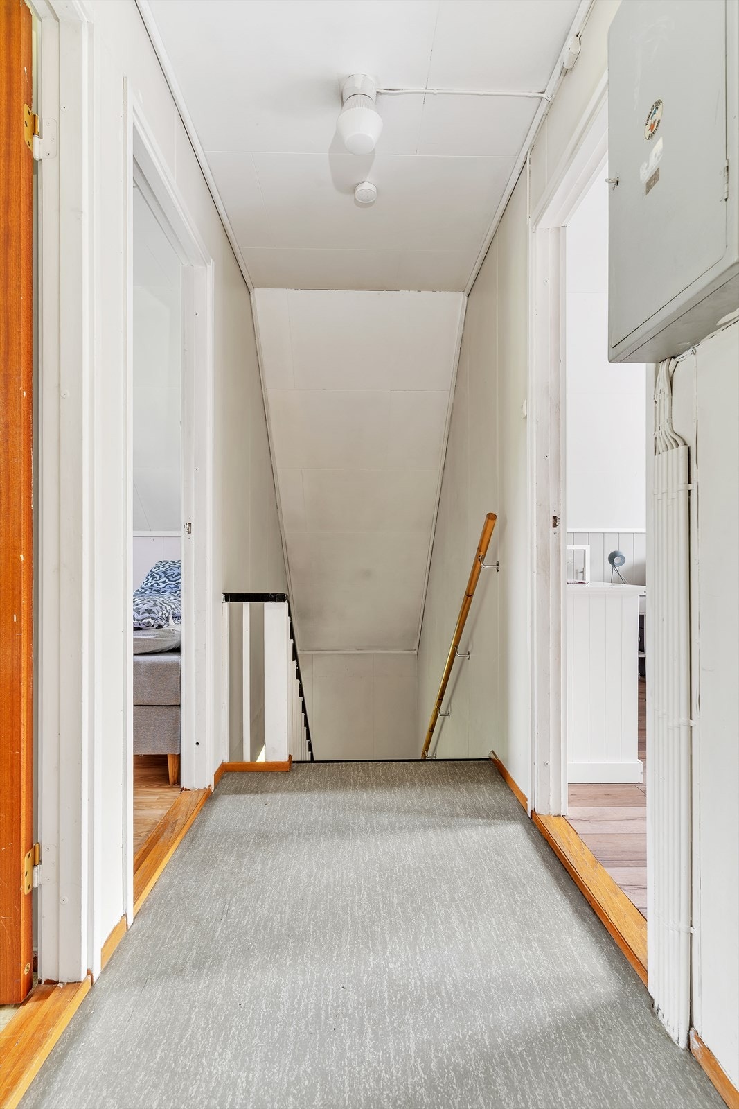 Gang på loftet som gir tilgang til alle rommene i etasjen. Galleribilde