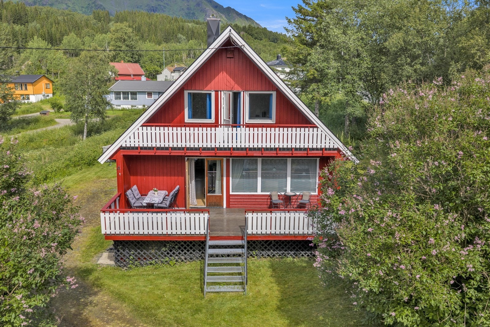 Stor terrasse med utgang fra stuen og god plass til utemøbler. Galleribilde