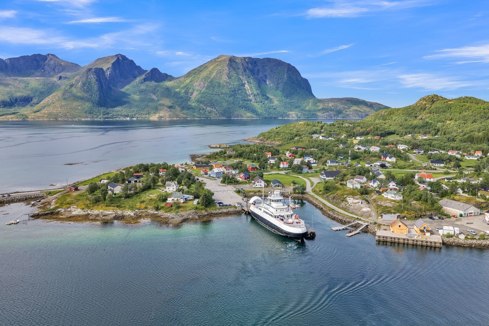 Gode kommunikasjonsmuligheter med ferge- og busstopp ved Skutvik kai, kun en kort spasertur unna. Galleribilde