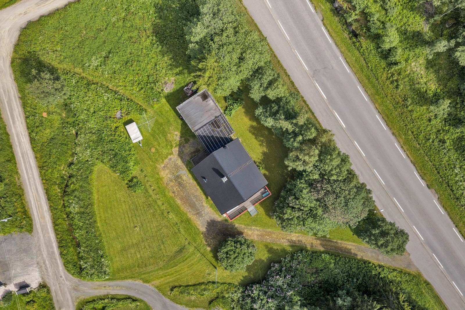 Eiendommen har adkomst fra kommunal vei og gruset innkjørsel. Galleribilde
