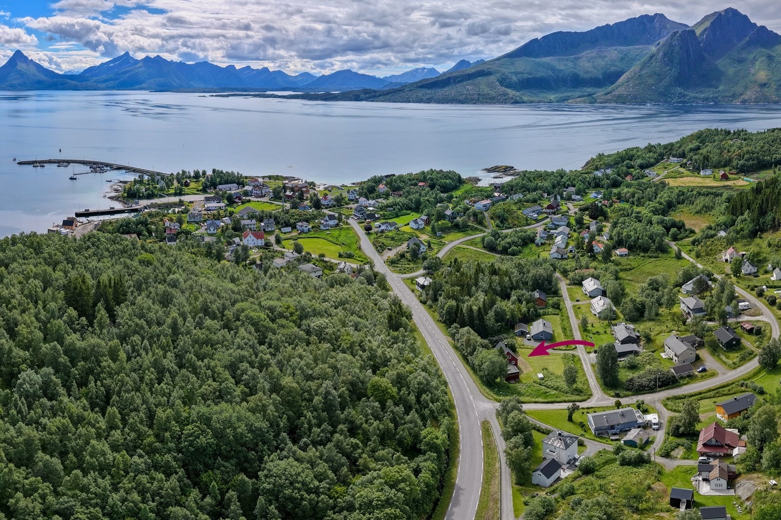 Eiendommen ligger sentralt i et etablert boligfelt på Skutvik, med kort vei til sjøen, fjellet og fergekaien. Galleribilde