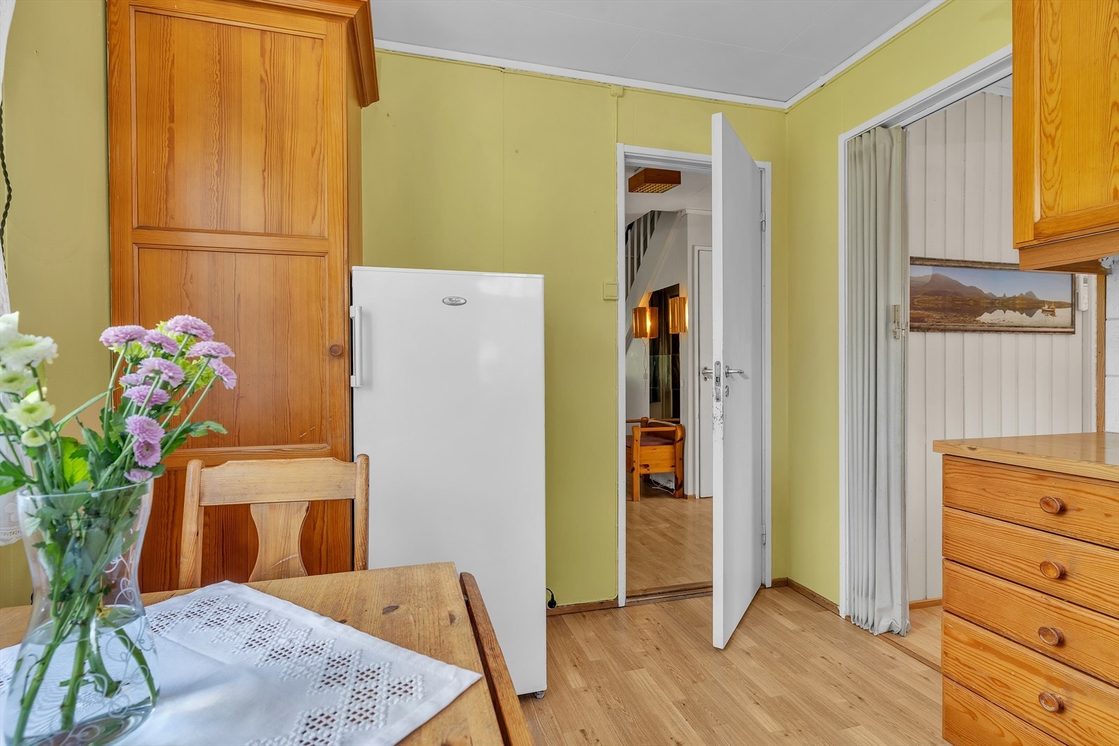 Kjøkkenet er utstyrt med komfyr med ventilator og plass til frittstående kjøleskap. Galleribilde