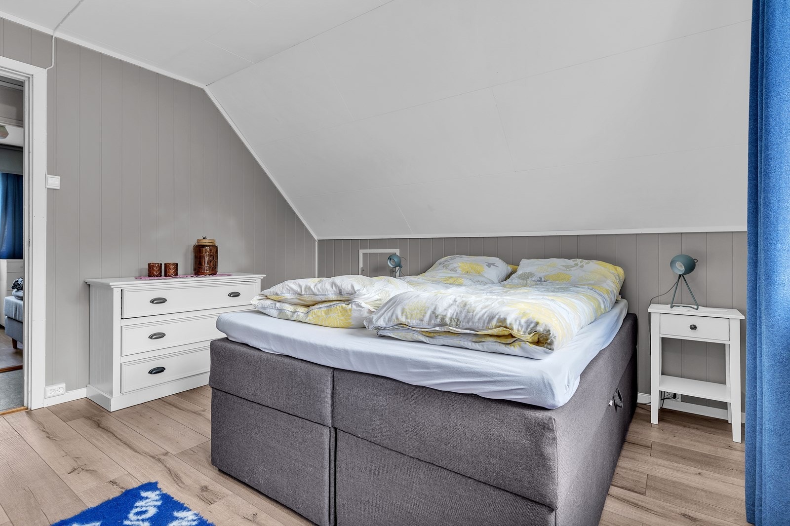 Soverommet har plass til dobbeltseng og kommode. Galleribilde