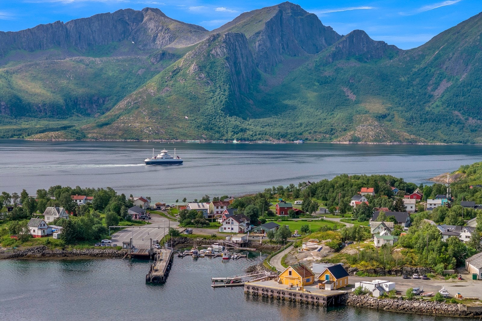 Fra Skutvik går det ferge til Svolvær, som er en viktig forbindelse til Lofoten om sommeren. Galleribilde